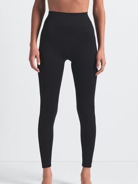 NWT NikeSkims Matte 26” Leggings